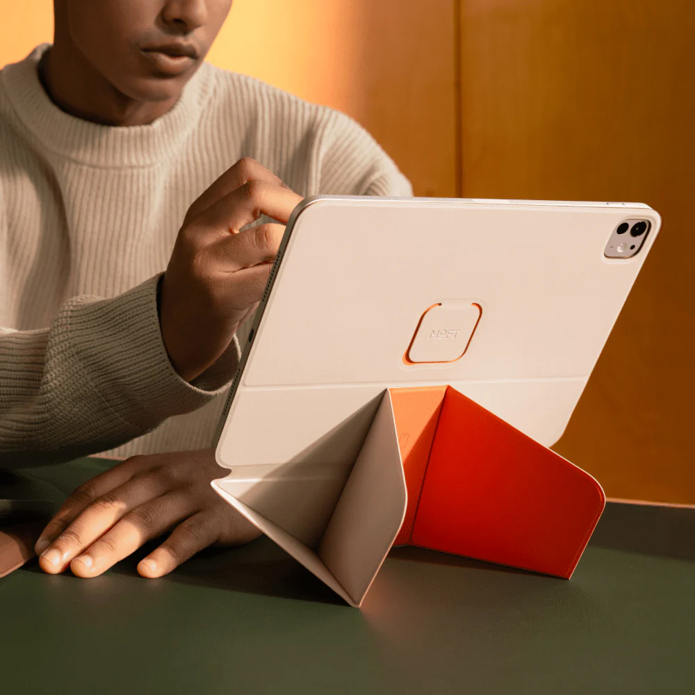Чехол MOFT Dynamic Folio для планшета iPad Pro 11′′ (M4/M5) бежевый с оранжевым