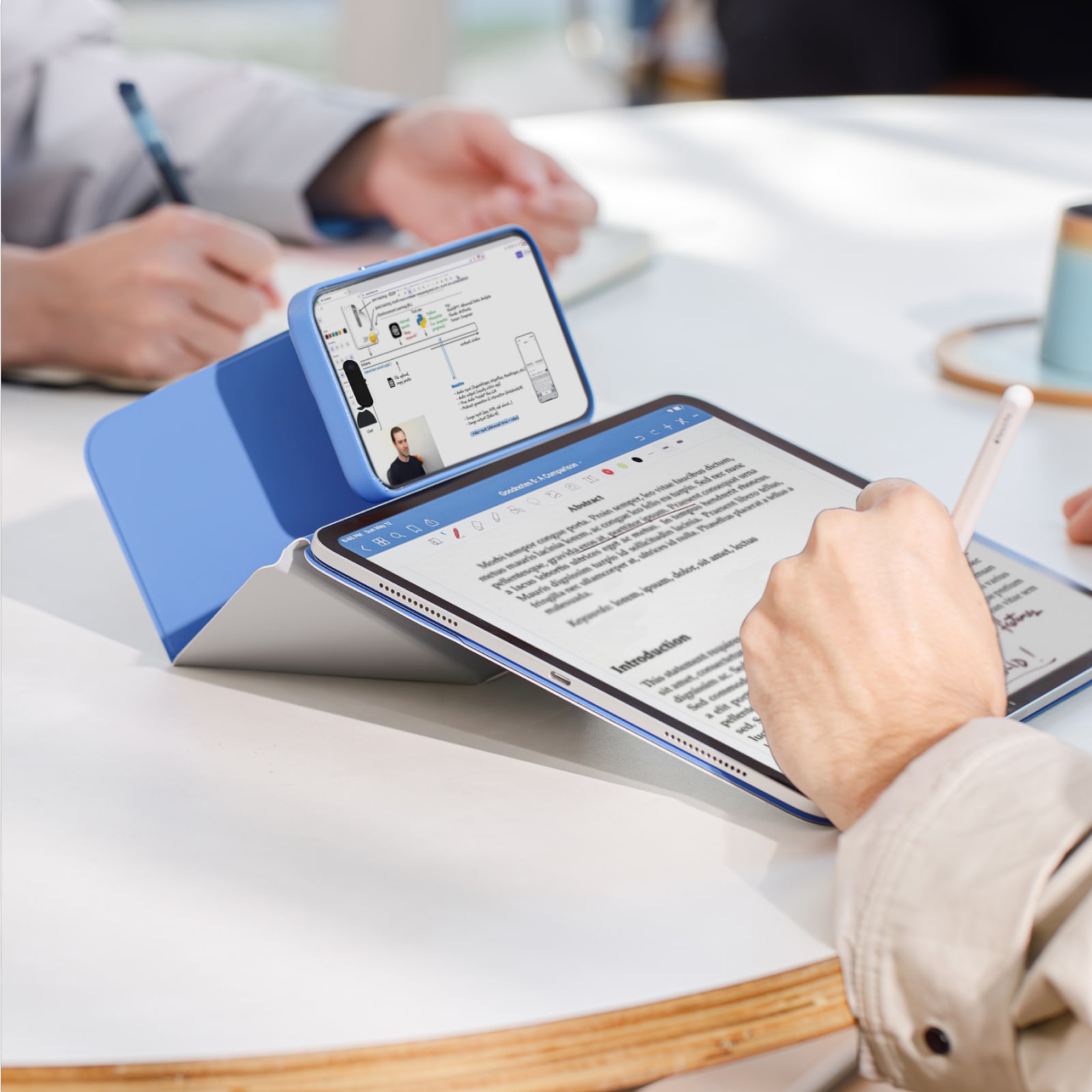 Чехол MOFT Dynamic Folio для планшета iPad Pro 11′′ (M4/M5) серый с голубым 